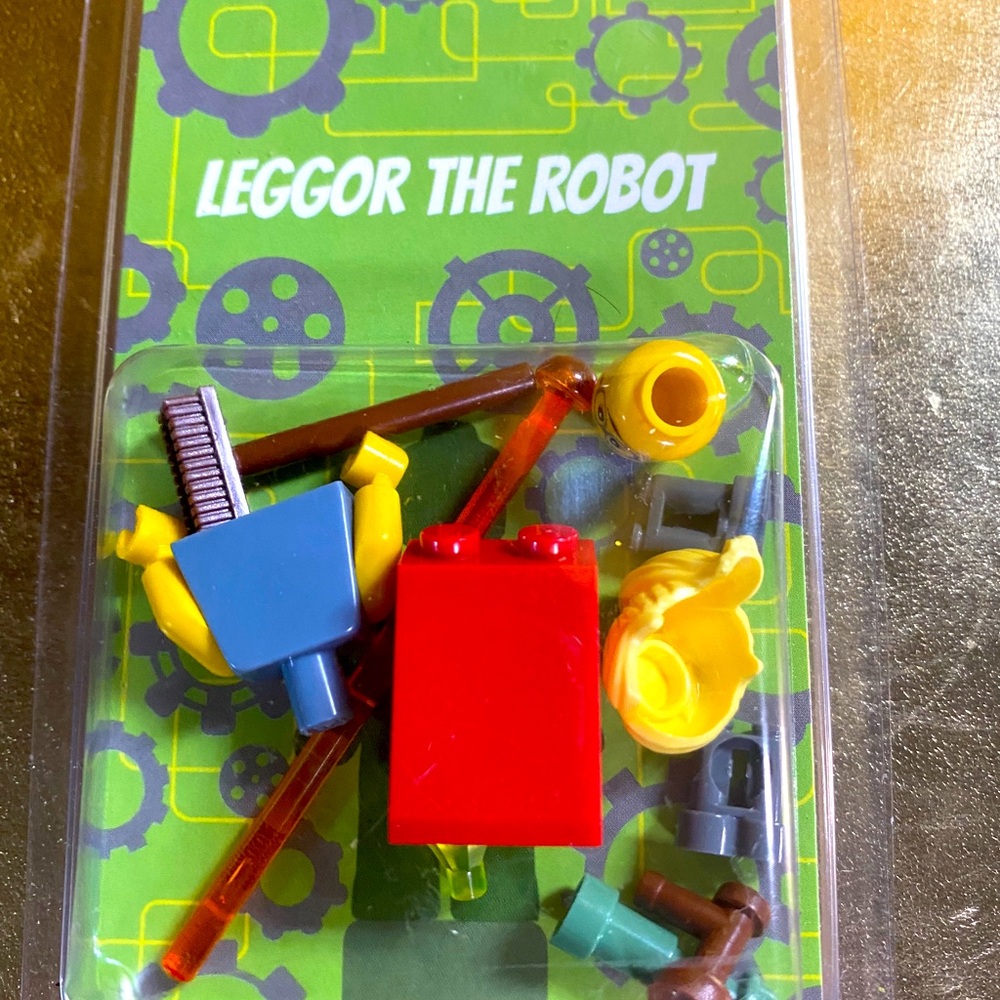 LEGO NWT 2018 LEGGOR THE ROBOT NOVEMBER MINIFIGURE CHALLENGE